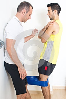 Personal trainer explaining training
