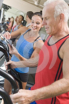 Personalmente entrenador instructivo hombre sobre el rueda de andar 