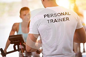 Personal trainer on training with client