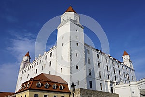 Perspektívny pohľad zdola na Bratislavský hrad na Slovensku, Európa za slnečného dňa