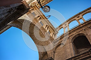 Perspective view of an ancient arch between Cathedral and Basilica Desamparados