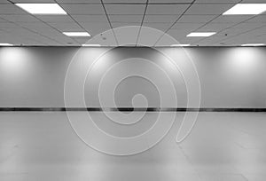 Perspektiva z prázdný prostor klasický monotónní černý bílý kancelář řádek strop světlo lampy a světla odstín na stěna 