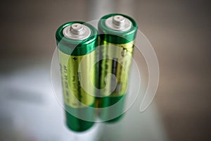 Perspektiva z dvě zelený alkalický baterie 