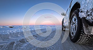 Perspektíva kolo z ľadový 44  auto na úplne zasnežený cesty pneumatika stopy ide všetko spôsob na 