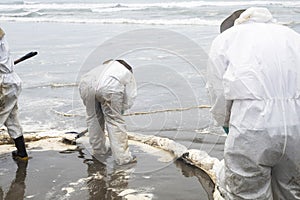 peru lima contamination with oil spill catastrophe and spill of 11,900 barrels of crude oil hydrocarbons from the Repsol company