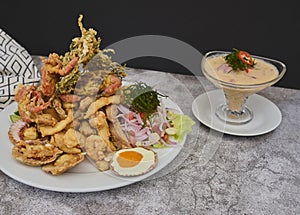 Peruano comida o frito mandioca cebolla ensalada servimos sobre el blanco lámina. frito 