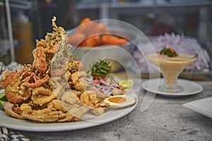 Peruano comida o frito mandioca cebolla ensalada servimos sobre el blanco lámina. frito 