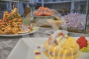 Peruano comida o frito mandioca cebolla ensalada servimos sobre el blanco lámina. frito 