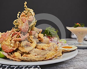 Peruano comida o frito mandioca cebolla ensalada servimos sobre el blanco lámina. frito 