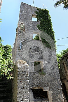 Pesche - Rovine del borgo fortificato