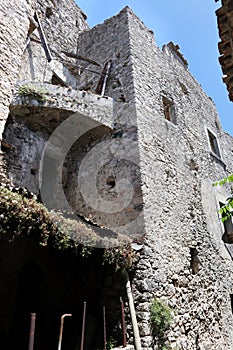 Pesche - Ruderi del borgo fortificato