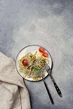 Pesto spaghetti with tomatoes for dinner