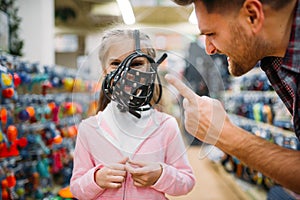 Pet shop, father and daughter chooses muzzle