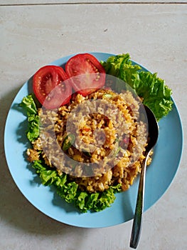 Pete fried rice stuffed with tomatoes and lettuce