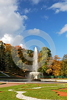 Peterhof. The fountain , the Sun and the Moon