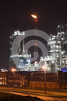 Petroquímico planta en noche 