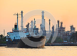 Petroleum gas container ship and oil refinery plant industry est