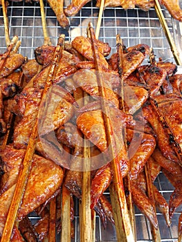 Petto di pollo alla griglia sulla griglia in Texture background photo