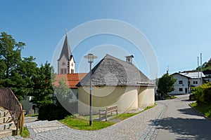 Pfarrkirche und Kirchplatz im Ortskern von Sankt Englmar im Bayerischen Wald in der Oberpfalz in Bayern im Sommer bei blauem