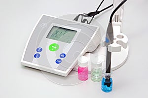 PH meter to measure the acidity-alkalinity