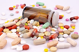 Farmaceutické lieky pilulky vitamíny fľaša 
