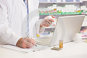 Farmacéutico sobre el buzones a posesión tratamiento 