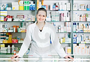 Farmacia químico una mujer en farmacia 