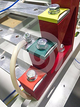 Phase busbars installation on a step insulator