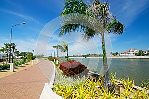 Las Filipinas. isla. un rio esplanada 