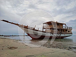 The phinisi ship has been finished and has been painted The one parked on the edge of the sea is ready for testing
