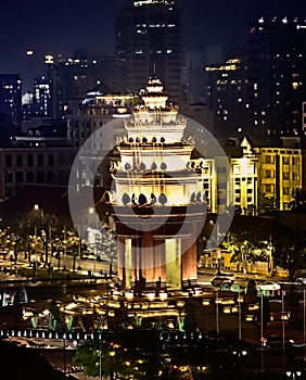 phnom penh independence monument at night with views of the park