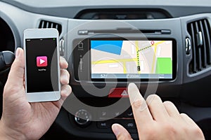Phone with autoplay to the car mediasystem with navigation map