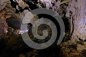  16  11  2017 skupina z rozbít uvnitř zavěsit jeskyně v 