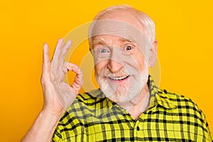 Da vecchio uomo Contento positivo sorriso mostrare Va bene atto fatto bene pubblicità Attraverso colore 
