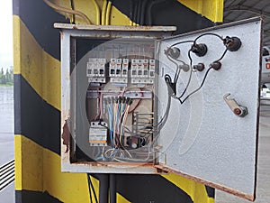 Photo of an ageing electrical cable box