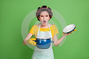 Photo of amazed crazy girl open cover saucepan discover someone eat all soup scream wear yellow pot holder dotted t