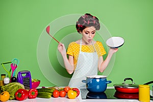 Photo amazed retro style girl prepare veggie soup boil saucepan hold ladle open cover lid impressed problem cook dish