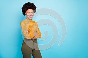 Photo of amazing beautiful dark skin wavy lady toothy beaming smiling good mood arms crossed self-confident person wear