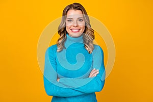 Photo of attractive cheerful business lady good mood beaming smile wavy hairdo arms crossed wear casual blue warm