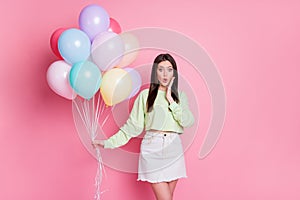 Photo of attractive shocked lady friends arrange surprise birthday party many air balloons unexpected wear casual green