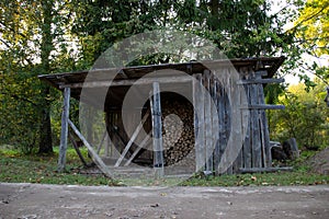 Photo a barn with dry chopped wood