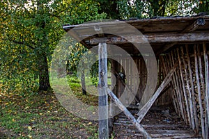 Photo a barn with dry chopped wood