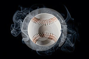 Photo Baseball ball on black background with smoke, adding drama and intensity to sports photography