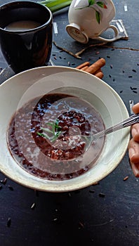 Photo of black glutinous rice porridge and coconut milk, photo of sweet food