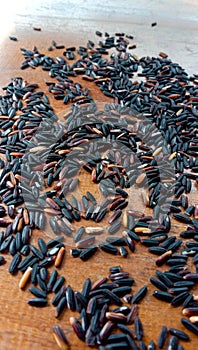 Photo of black glutinous rice on a wooden table