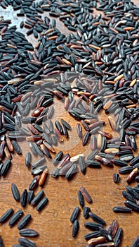 Photo of black glutinous rice on a wooden table