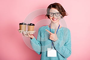 Z bruneta poskakovat vlasy bod prst káva oblečení brýle svetr štítek novinář na růžový barva 