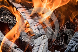 Photo Burning firewood and coals.Flaming burning sparks close-up, fire patterns.View of red hot glowing wood inside stove.Embers