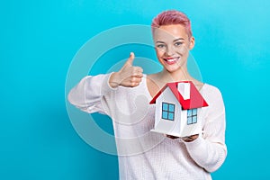 Photo of cheerful businesswoman pink short hairdo real estate manager thumb up recommend agency buy new apartments