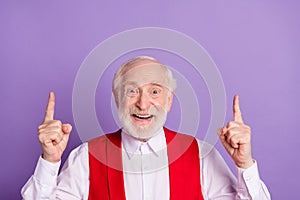 Photo of cheerful happy old man point fingers up recommend solution isolated on purple violet color background